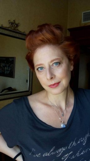 Аз съм гледала Дарина. Харесвам я и смятам, че ако има късмет да работи със стойностни режисьори ще постигне много в нашата трудна професия