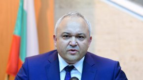 
Грозев бе изслушан онлайн снощи в парламентарната комисия за контрол над спецслужбите.