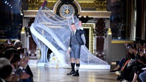 Adidas и модната къща Thom Browne се изправят пред нюйоркски съд, след като гигантът за спортни облекла твърди, че използването на паралелни ленти върху дрехите на модната къща нарушава запазената марка на Adidas "Three Stripes".