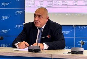 
"Начинът с посредници не е сериозен. Партиите избират ръководства, председатели, които носят отговорността. Не е редно през посредници да тичат, да договарят. Големите компромисни важни решения се вземат на лидерско ниво", каза още Борисов.
