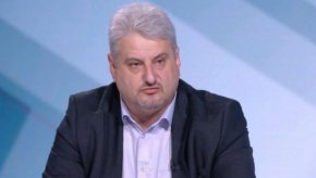  Предходното редовно правителство внесе в Европейската комисия План за възстановяване и устойчивост във вид, който не е гласуван от Народното събрание. В текста на документа България поема ангажимент да намали въглеродните емисии при производството на електрическа енергия с 40% до 2026 година.