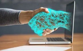 
„Роботът“ всъщност е изкуствен интелект (AI) и работи чрез приложение за телефон. То е разработено така, че да слуша какво се говори в съдебната зала и чрез слушалки да диктува на жалбоподателя какво да каже.