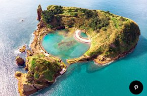 
Този португалски архипелаг, разположен на около 900 мили от бреговете на Лисабон, може да вдъхнови желанието за пътешествие само с една снимка. Зелените долини, стръмните скали край океана, редиците от сини хортензии и множеството водопади превръщат Азорските острови в рай, който си заслужава да бъде опознат - просто се уверете, че сте го посетили, преди всички ваши познати да са ви изпреварили.