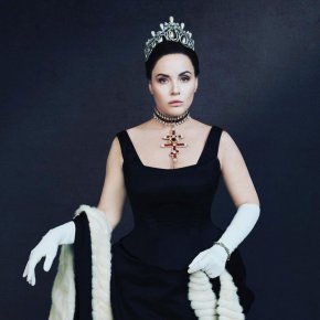 Broаdway review, “Сопраното Соня Йончева и тенорът Пьотр Бечала, играещи аристократи, затворени в поредица от предателства и контра предателства, пеят страстно -обичани и яростни;  Постановката на Дейвид Маквикар е динамична и красива.“
