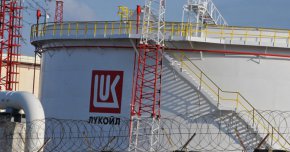 
С мнозинство” от 141 гласа “за” и 24 “против” 48-ото Народно събрание прие на второ четене законопроекта на “Демократична България” за оперативен контрол над “Лукойл Нефтохим Бургас”.