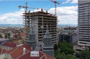 Минути преди полунощ кметът на Район Средец Трайчо Трайков, ДБ, предупреди гражданите от центъра на София да не се притесняват от бумтене, гърмежи и силен шум между 0 и 2 часа в нарушение на законите и наредбите.