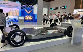 
Експертите отбелязват най-вече фантастичната скорост на зареждане на батерията - само 18 минути - факт, който може напълно да промени автомобилната индустрия за електрически автомобили. В крайна сметка, една от основните причини, поради които електрическите автомобили губят от класическите превозни средства, оборудвани с двигател с вътрешно горене, е времето за зареждане.