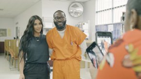 
Ким Кардашиян посети затвор, където разговаря лице в лице с осъдените