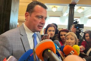 "Тук беше служебният министър на икономиката. Той го потвърди. Това са фактите", каза депутатът и определи като “несериозна” информацията на немското издание.
