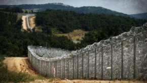 
Окончателната съдебномедицинска експертиза за убийството на българския граничен полицай Петър Бъчваров е готова и ще бъде изпратена на турските разследващи, съобщи ръководителят на Окръжната прокуратура в Ямбол прокурор Дойчин Дойчев