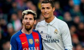 


Саудитска Арабия определено се превърна в център на футболния свят през новата 2023 г.

След финала за Суперкупата на Испания между "Барселона" и "Реал", спечелен от "каталунците", предстои финалът за Суперкупата на Италия, в който ще играят "Милан" и "Интер", а венецът на всичко е приятелският мач, в който ще играят Кристиано Роналдо и Лионел Меси отново един друг.

ПСЖ ще играе срещу сборния отбор на двата най-успешни тима в страната - "Ал Насър" и "Ал Хилал".

Според френските медии за приятелския мач в Рияд - четвъртък (19 януари), клубът от Париж ще спечели 10 милиона евро. Финансовият дефицит на парижани за миналия сезон е 370 милиона евро, като сегашният ще бъде подобен, така че всяка печалба е добре дошла.

И още от пресата във Франция - билети за този мач са били официално поискани от над 2 милиона души, но само 50 000 късметлии ще могат да проследят сблъсъка на живо.