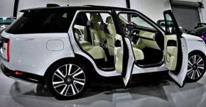 През 2023 г. към гамата се присъединява хибридният P440e, който според Land Rover ще осигурява пробег от 77 км само на електричество. Той се предлага единствено за версията SE с късо междуосие.
