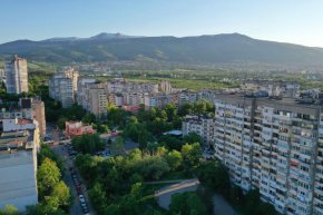 Регистрираните са 1,274 М: пенсионерите са 19,6%, броят на децата скача със 17% за 10 г., но на трудоспособните пада с 9,9%: НСИ 