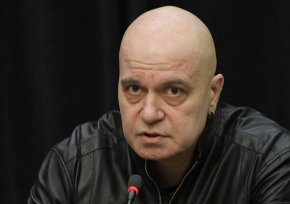 После порастваш още повече и разбираш, че всъщност крайностите са доста примитивна работа и истински добрите и истински лошите са само в приказките, като Хари Потър”, пише Трифонов.