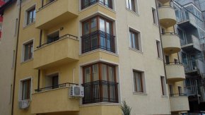 "В момента строителството е с 27% по-скъпо. Цената на жилищата в София се е покачила с 18% за 1 г. Жилищата стават по-недостъпни за хората. Тенденцията е, че интересът за покупка на жилище остава голям, но сделките са намалели", обясни Шопов.
