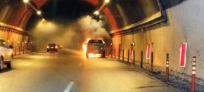 

Малко след 9 ч. движението в тунела в посока София беше възстановено.