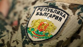 
В решението на Народното събрание е записано, че Министерския съвет трябва да внесе програма с всички проекти с ясни финансови параметри и без скрити разходи с конкретен срок за изпълнение, за да се даде гаранция за модернизацията на армията.  