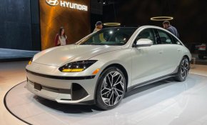 Можете да благодарите на аеродинамиката за това голямо подобрение, тъй като Ioniq 6 има коефициент на съпротивление 0,22. Ioniq 5 е с 0,29 точки.
