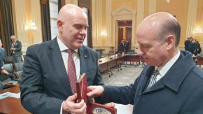 
Иван Гешев връчи на членовете на Конгреса плакети на прокуратурата на Република България