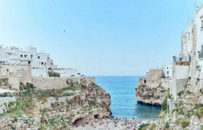 На първо място е италианският град Полиняно а Маре на адриатическото крайбрежие в област Пулия, следван от град Хуалиен на източния бряг на Тайван, близо до националния парк Тароко.