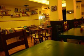 Може би в съзвучие с испанското си име, което в превод означава Моята къща, Mi Casa до останките от стара София зад Централната баня на ул. Искър предлага интересен микс от стилове точно като за столичния център – на границата между европейската и ориенталската традиция