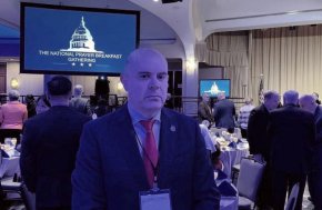 Американският президент Джо Байдън поздрави и над 1300-те международните гости, които както и в предходни години наблюдаваха речта от зала, намираща се в близост до Капитолия.

 