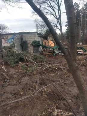 Настоявам да получим от тях отговори за причините за издаденото от кмета Трайков разрешение за премахване на дървета, за контрола, който той и неговите служители са упражнили, както и стореното от представители на компанията-собственик на терена.
Това нагло погазване на закона и то в парка, който е символ на София, няма да остане без последици и без наказания.