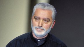 
Пако Рабан, шампионът на металните дрехи, е известен с чувството си за формула и ексцентричност. Отвъд модните подиуми на висшата мода, бретонецът по душа, който твърди, че е виждал Бог и извънземни, умееше да влиза в заглавията на вестниците със своя вкус към паранормалното.