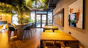 
Новото заведение с името Старата Госпожа в артсграда на бул. Витоша до историческото за демокрацията кино Петър Берон, е такъв хит за уикенда, че дори в студа пред него забелязахме десетина чакащи освобождаване на места в него