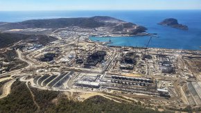 
"Въпреки това ние извършваме обширни диагностични мерки, за да сме сигурни, че строително-монтажните операции могат да продължат безопасно", каза тя, цитирана от руската агенция РИА и агенция Ройтерс.