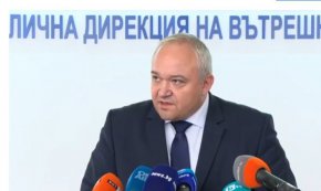 
Демерджиев започна серия от срещи с директори на областни дирекции на МВР в страната, като днес се срещна с представители на СДВР. Той обяви, че целта на разговорите не е свързана със сигурността на предстоящите избори, а с представянето на отчетите на областните дирекции.