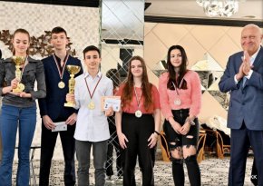 
Хотел Marinela Sofia е партньор на Българската федерация по шахмат(БФШ 2022) -  бизнесдамата Маринела Арабаджиева осигури отлични условия, а победителите освен купи и медали, получиха и парични награди, отново осигурени от Вълчо Арабаджиев - младши, под чийто патронаж се осъществи първенството. 