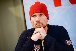 
На 10 януари Иля Авербух, олимпийски вицешампион в танцовите двойки, разкри, че Костомаров е в реанимация. По-късно стана ясно, че фигуристът е в тежко състояние и е в медикаментозна кома. Костомаров беше поставен на изкуствено дишане, но на 24 януари това вече не беше необходимо. Той обаче имаше сепсис и проблеми с кръвообращението.