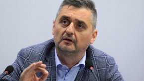 Добрев посочи, че от партията се отстраняват хора, които имат различно мнение. 