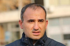 В сигнала си той посочва, че името и снимката му са използвани без негово знание за реклама на хранителна добавка за очно здраве, която се продава в онлайн магазин в интернет. На страницата на магазина е публикувано и интервю, за което в сигнала си до прокуратурата казва, че никога не е давал.
