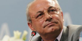 Ахмед Доган изпраща дарение от 1 млн. турски лири за пострадалите от катастрофалните земетресения в Турция и Сирия на 6 февруари т.г. Това съобщава с прочувствени думи самият почетен председател на ДПС, цитиран във фейсбук профила си от един от настоящите заместник-председатели и кмет на Кърдали Хасан Азис.
