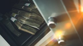 Офис на известния пернишки нотариус Румен Манов е ограбен тази нощ