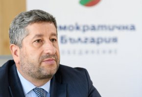 “Демократична България” настоява българският президент да служи на националния интерес и на стратегическия и цивилизационен избор на развитие на страната ни като достоен и влиятелен член на Европейския съюз и НАТО.
