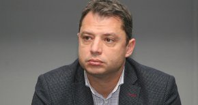 „Продължаваме промяната (ПП) не преследва истински евроатлантически каузи, а просто са се маскирали като такива. По-скоро може да ги видим да работят с БСП и Възраждане за забавяне на приемане на еврото в България“, посочи Добрев.