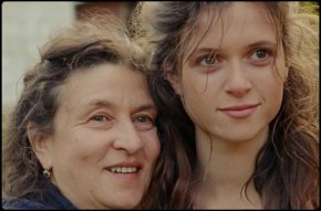 
Приказната романтична драма „Алени платна“ тръгва в регулярно разпространение в България от 10 февруари. Създаден по мотиви от популярната у нас повест „Корабът с алените платна“ на Александър Грин, филмът спечели сърцата на зрители от всички възрастови категории в рамките на последното издание на Синелибри