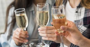 
Явно не е случайно в този смисъл, че празникът на любовта съвпада с празника на виното.