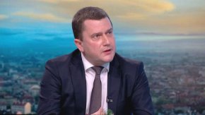 
Станислав Владимиров, който е сред първите социалисти, противопоставили се остро на лидера Корнелия Нинова, напусна Националния съвет още през миналото лято, припомня БНР. Сега Владимиров напуска и БСП.