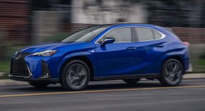 Най-голямата актуализация на UX за 2023 г. е фактът, че той вече е само хибриден модел, като единственото му задвижване е 2,0-литров редови четирицилиндров двигател с естествено впръскване, съчетан с предни и задни мотори (за задвижване на всички колела) и безстепенна трансмисия, който генерира общо 181 к. с. (нехибридният UX200 отпада от гамата).