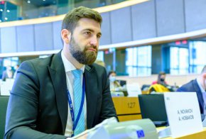 Новаков стартира подписката през лятото на 2022 г. след поредната криза с блокирани камиони на граничния пункт  Русе - Гюргево