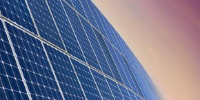 Със средствата, осигурени от МИР по линия на НПВУ, ще могат да се изграждат мощности до 1 MW и съоръжения за съхранение на електроенергията. Фотоволтаичната система с батерия трябва да се изгражда върху сграда или имот, изцяло собственост на кандидата.