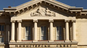 Той напуска поста си по собствено желание, подчертаха от ведомството