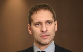 
Бившият капитан на националния отбор по футбол Стилиян Петров призова за промяна в системата на детско-юношеския футбол в България. Според него "пирамидата е обърната" и е нужно клубовете да финансират своите школи.