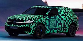 Тук е показан Touareg 2024 с върхова версия R и светлинна решетка, която е огледало на други SUV модели на VW, включително неотдавна обновените Atlas и Atlas Cross Sport в Северна Америка. Широката светлинна ивица е съпроводена от нов комплект матрични фарове с 38 400 микро светодиода и възможност за проектиране на водача в лентата за движение.