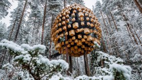     Според Architectural Digest (AD) сред най-новите архитектурни забележителности в света са хотелски апартамент с къщичка за птици, окачен в гората на Харадс, Швеция; трансформирането на военноморски бункер в художествен комплекс в Сидни за 230 милиона долара и футуристичен спортен стадион в китайската провинция Джъдзян, проектиран така, че да имитира близкия планински терен