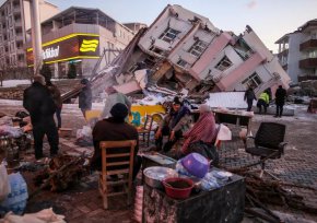 
Започнато е незабавно разследване по отношение на четирима арестувани управители на разрушения хотел и всички необходими действия за тях и други възможни заподозрени се извършват щателно, се казва в изявление на прокуратурата на турския град Адъяман, цитирано в кипърски турски медии.